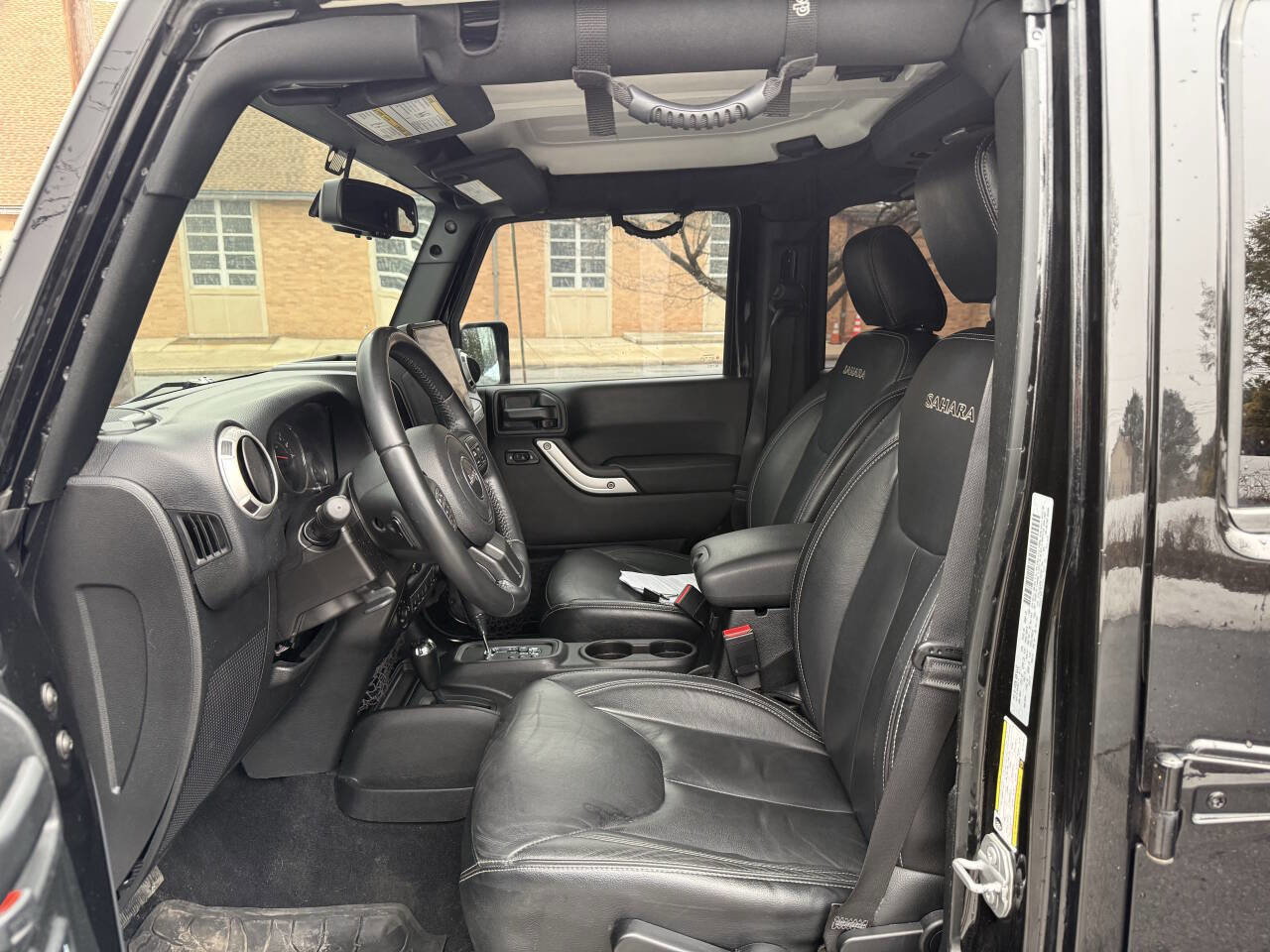 Used 2017 Jeep Wrangler Unlimited Sahara w/ Connectivity Group image 15