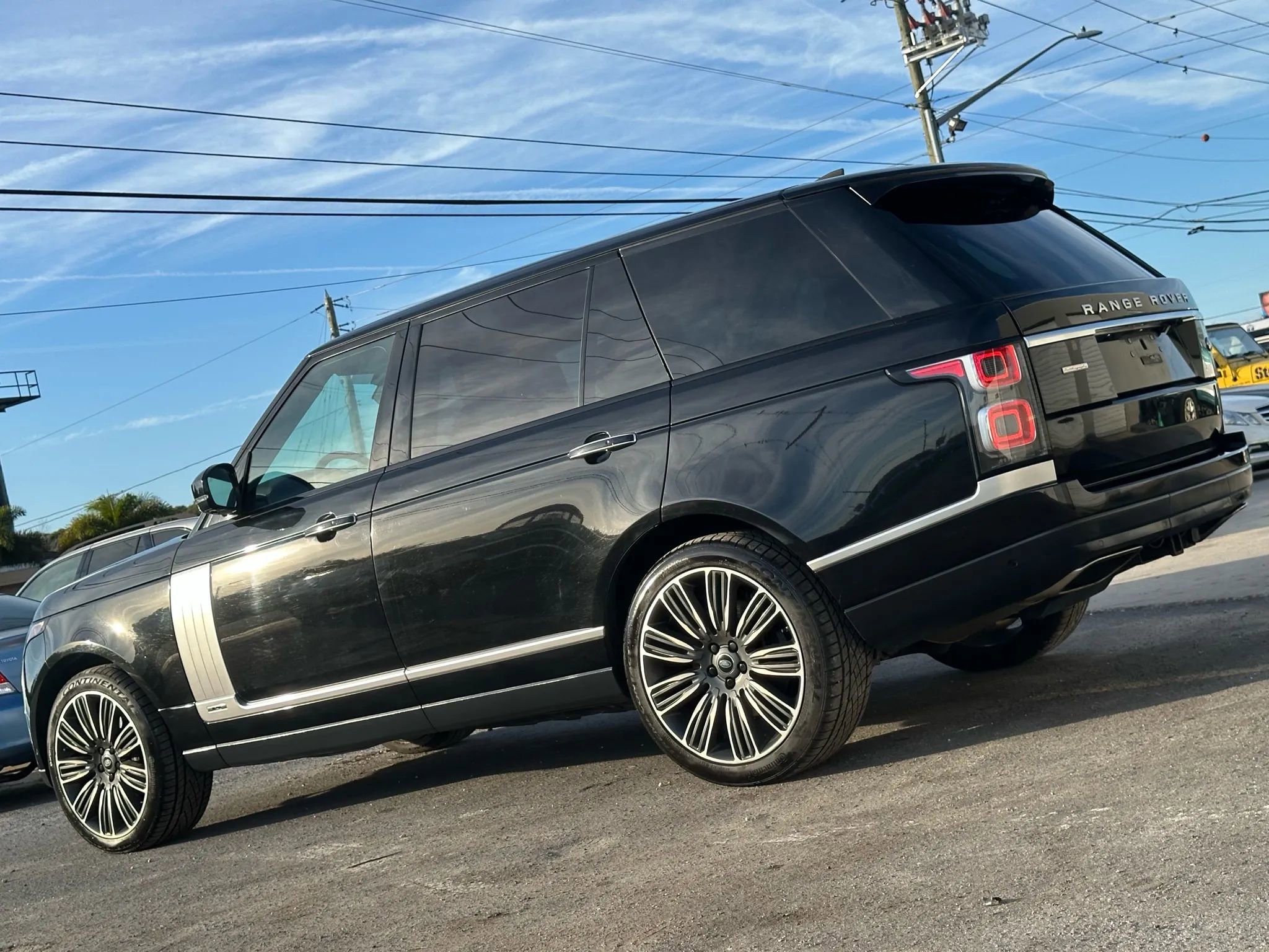 Used 2019 Land Rover Range Rover Long Wheelbase Autobiography image 3