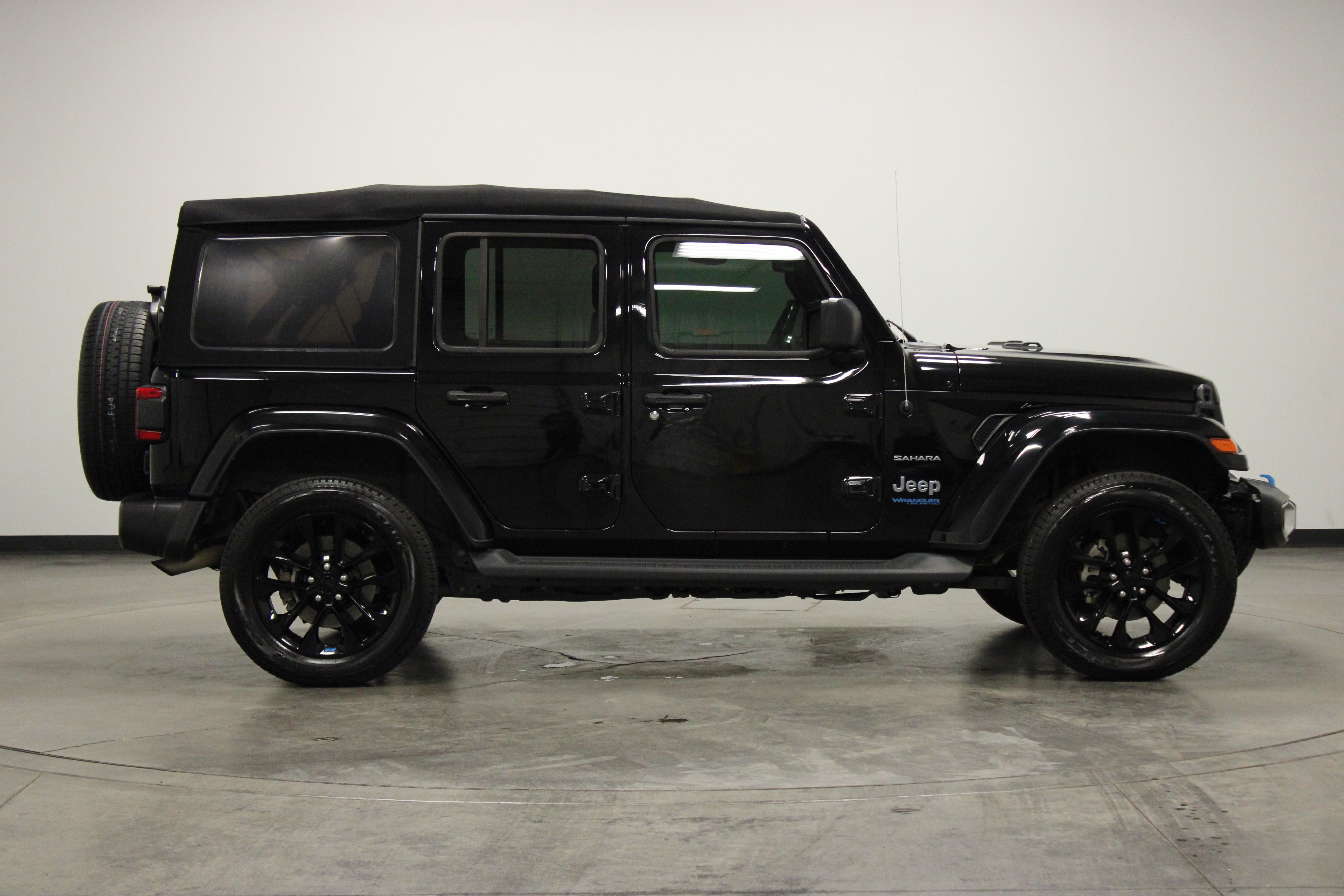 Used 2022 Jeep Wrangler Unlimited Sahara w/ Cold Weather Group image 9