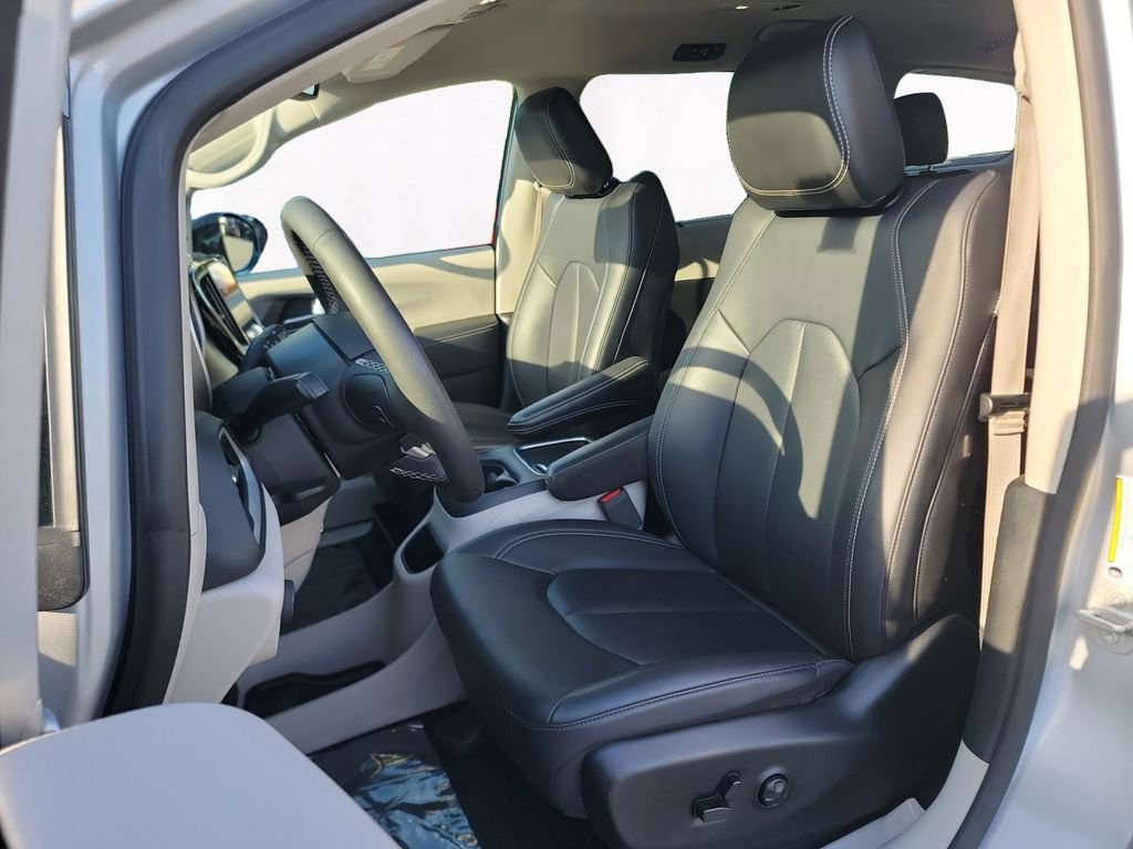 Used 2024 Chrysler Pacifica Touring-L FWD image 9