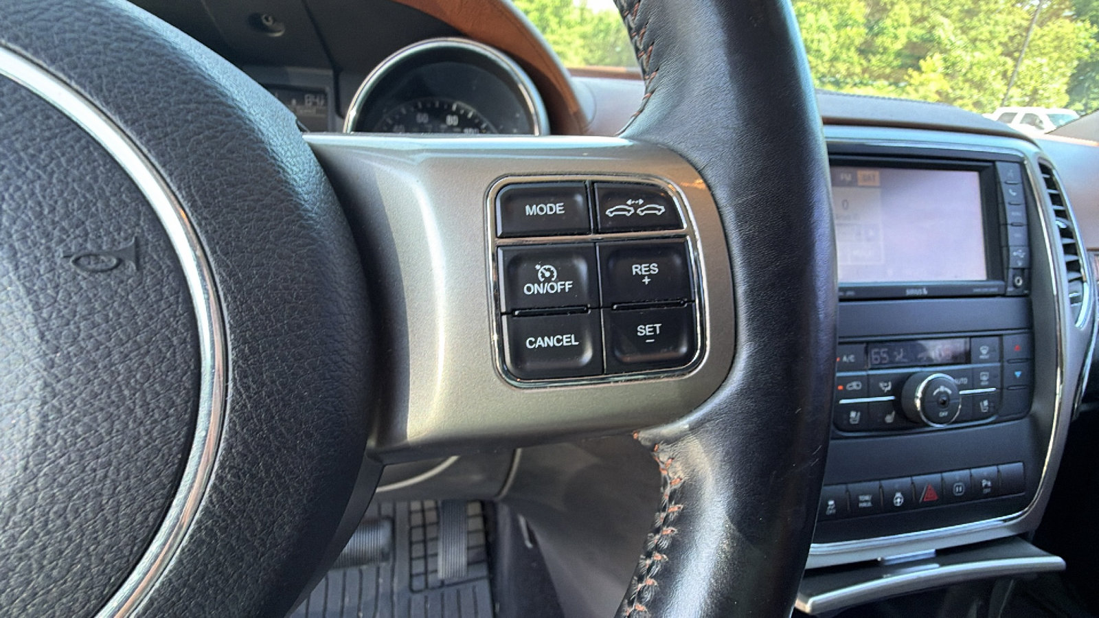 Used 2012 Jeep Grand Cherokee Overland Summit RWD image 29