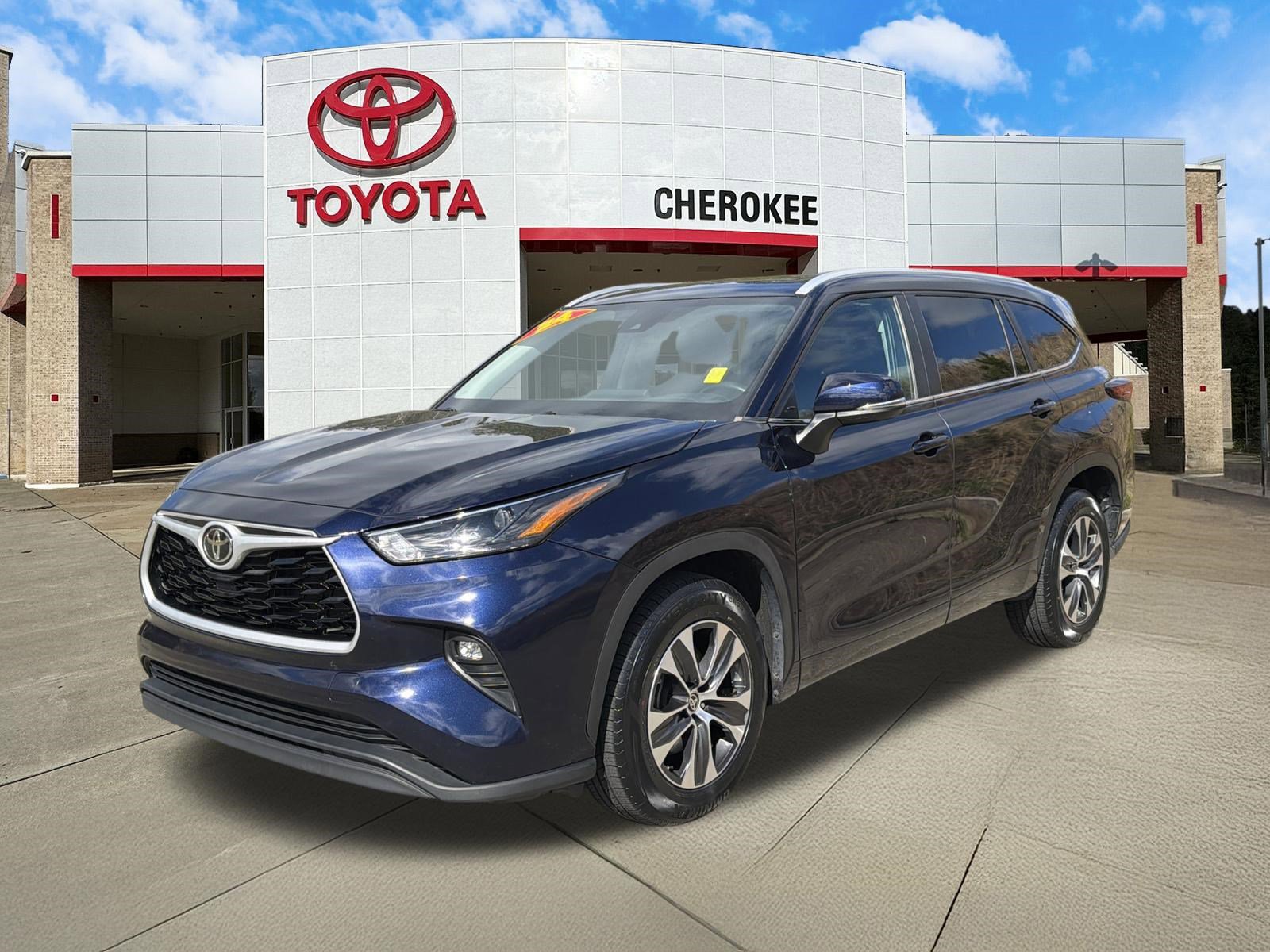 Used 2024 Toyota Highlander XLE FWD image 1