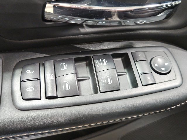 Used 2015 Chrysler Town & Country S FWD image 13