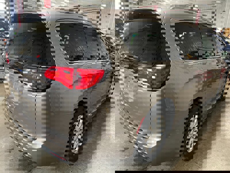 Used 2018 Chrysler Pacifica Touring-L image 6