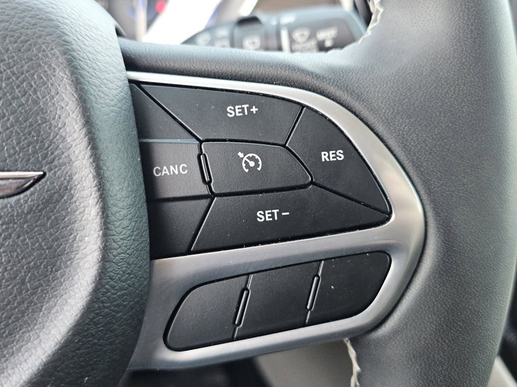 Used 2023 Chrysler Voyager LX image 9