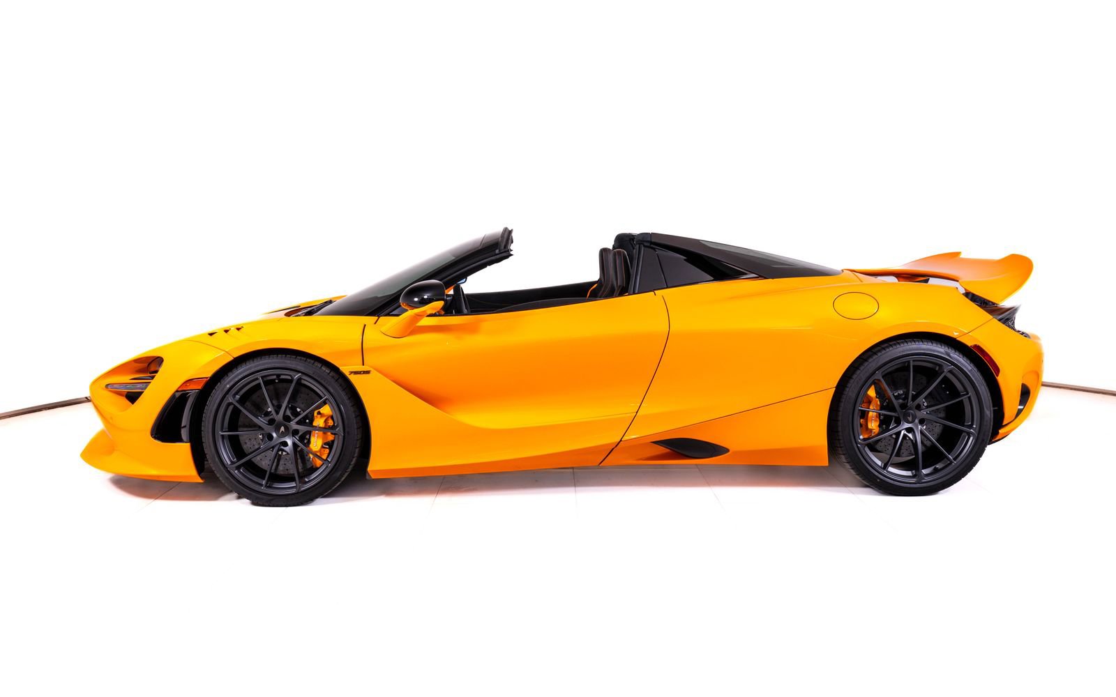 Used 2026 McLaren 750S Spider RWD image 2