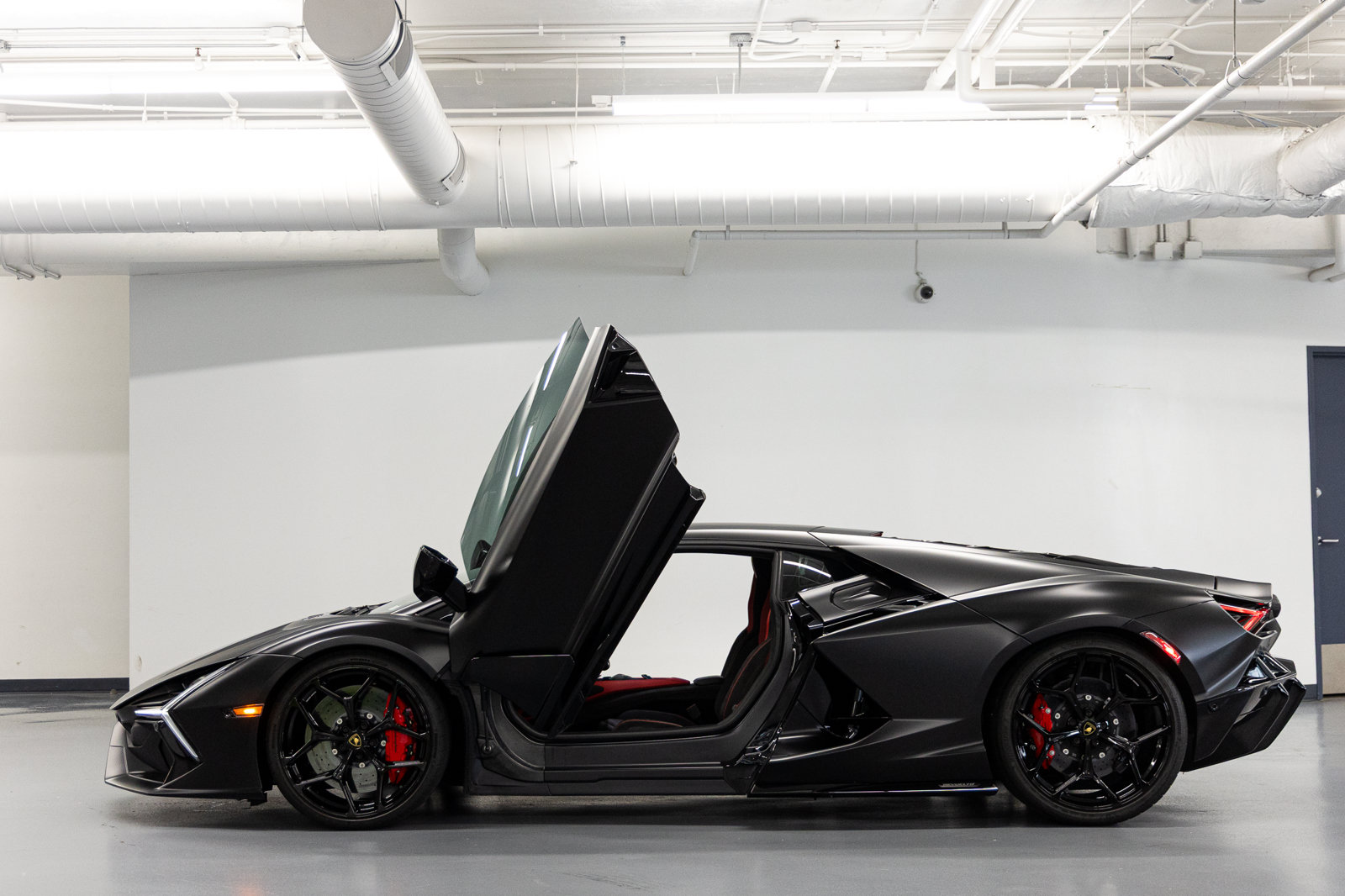 Used 2024 Lamborghini Revuelto AWD/4WD image 32