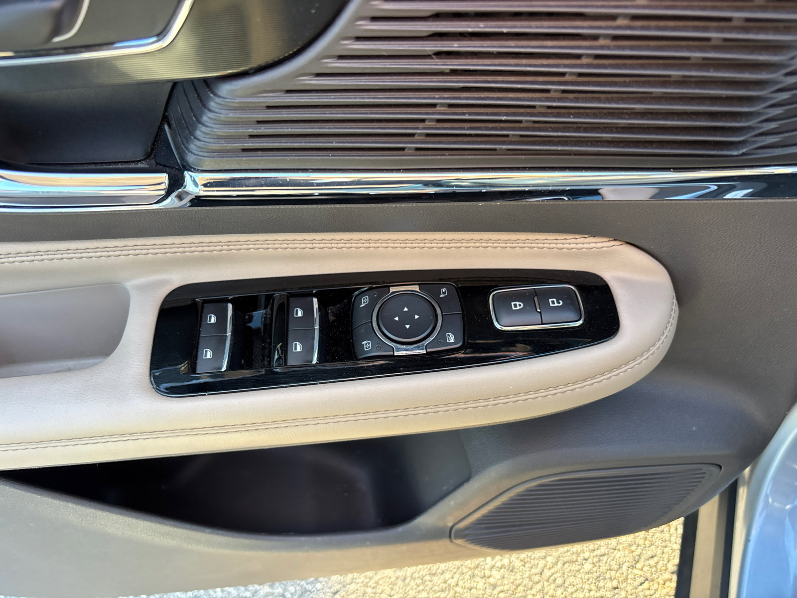 Used 2022 Lincoln Corsair AWD w/ Premium Package image 13