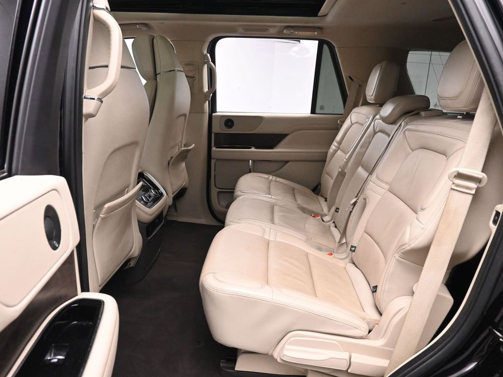 Used 2020 Lincoln Navigator Reserve w/ Cargo Convenience Package AWD/4WD image 17