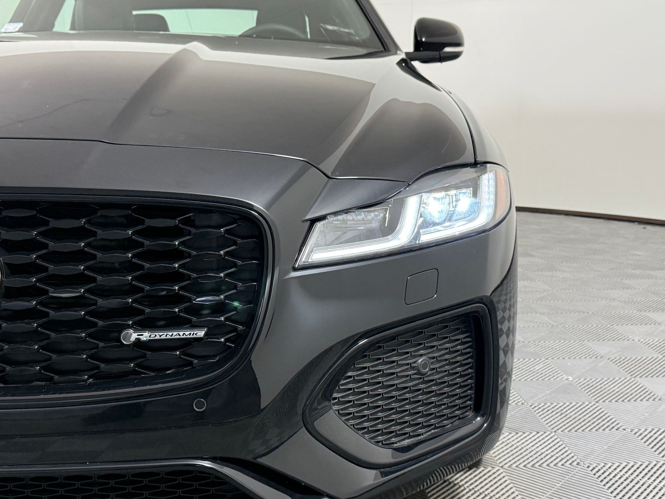 Used 2024 Jaguar XF R-Dynamic SE AWD/4WD image 10