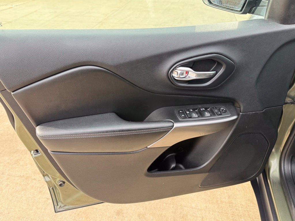 Used 2019 Jeep Cherokee Latitude w/ Cold Weather Group AWD/4WD image 26