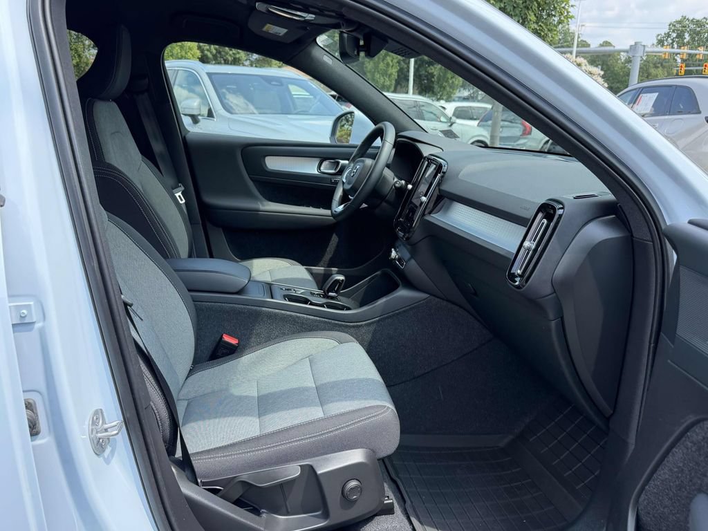 Used 2024 Volvo XC40 B5 Core AWD/4WD image 12