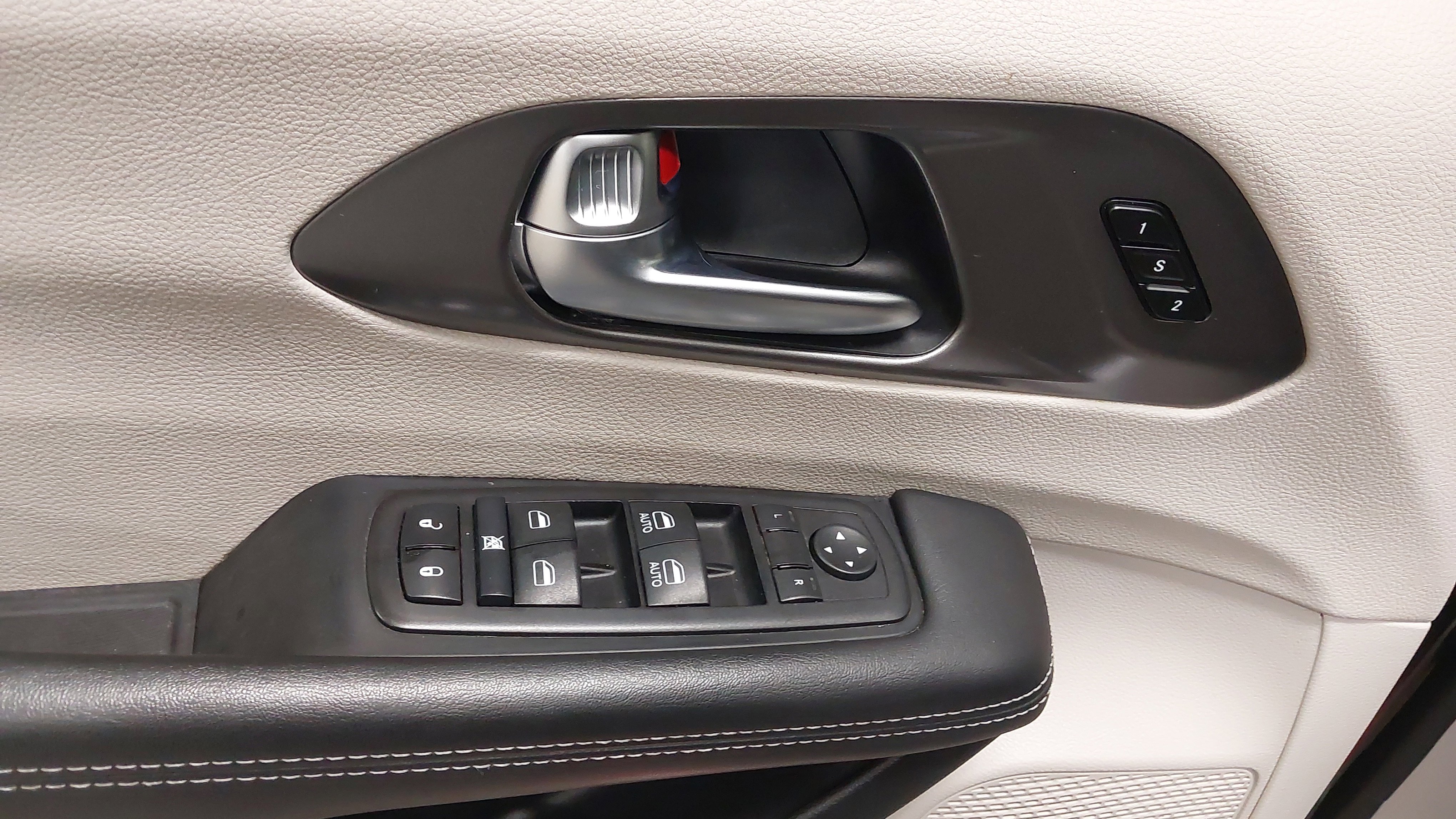 Used 2024 Chrysler Pacifica Touring-L image 25