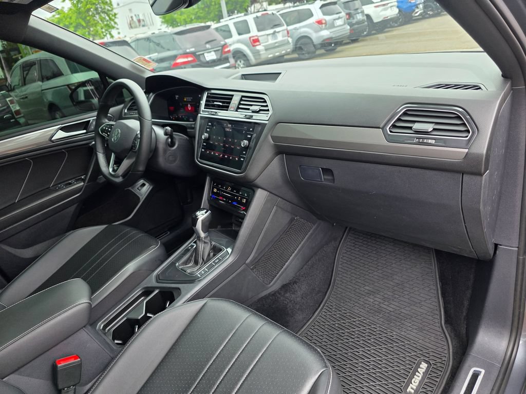 Used 2024 Volkswagen Tiguan SE R-Line FWD image 26