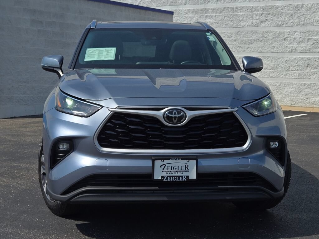 Used 2021 Toyota Highlander XLE AWD/4WD image 3