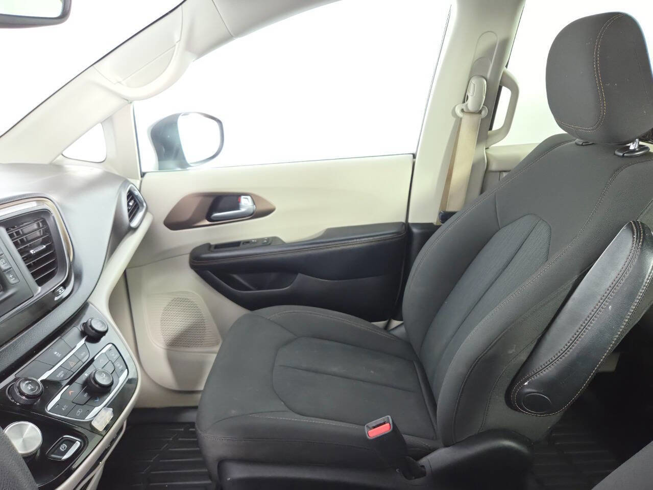 Used 2017 Chrysler Pacifica LX FWD image 16