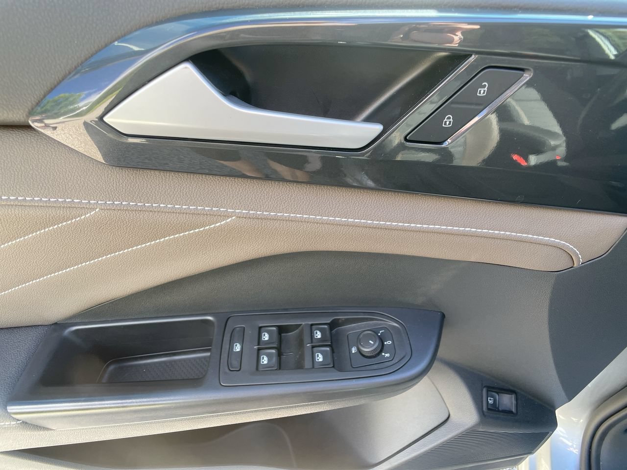 Used 2024 Volkswagen Taos SEL AWD/4WD image 14