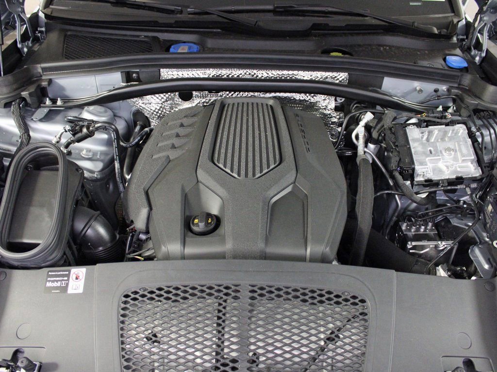 Certified 2025 Porsche Macan image 39