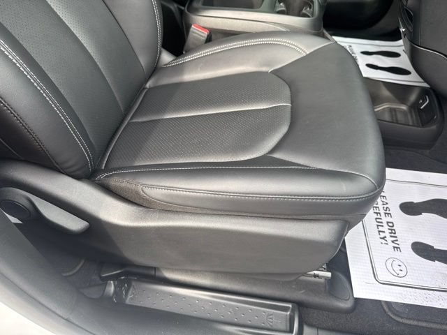 Used 2026 Chrysler Pacifica Select FWD image 16