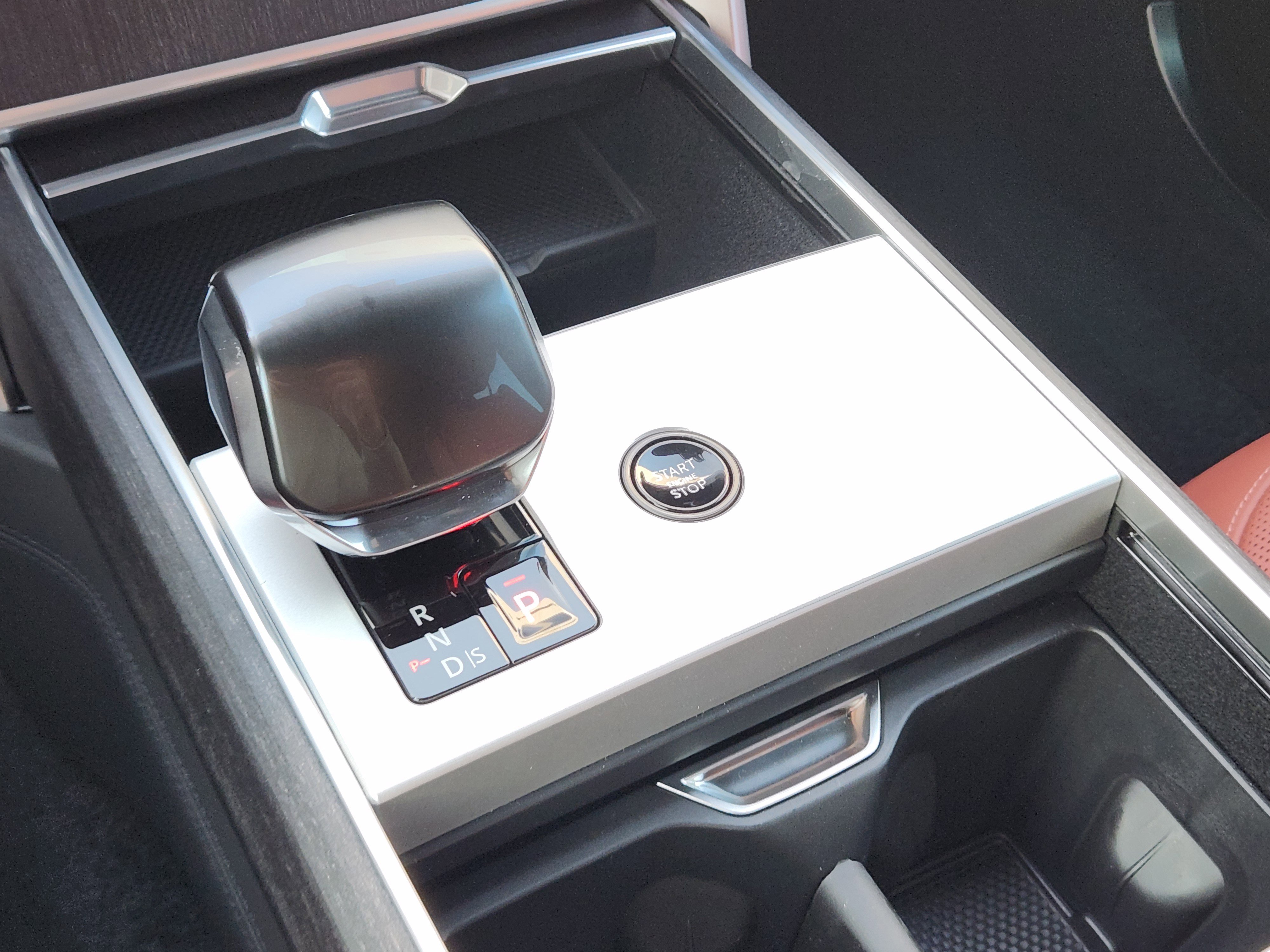 New 2025 Land Rover Range Rover SV image 18