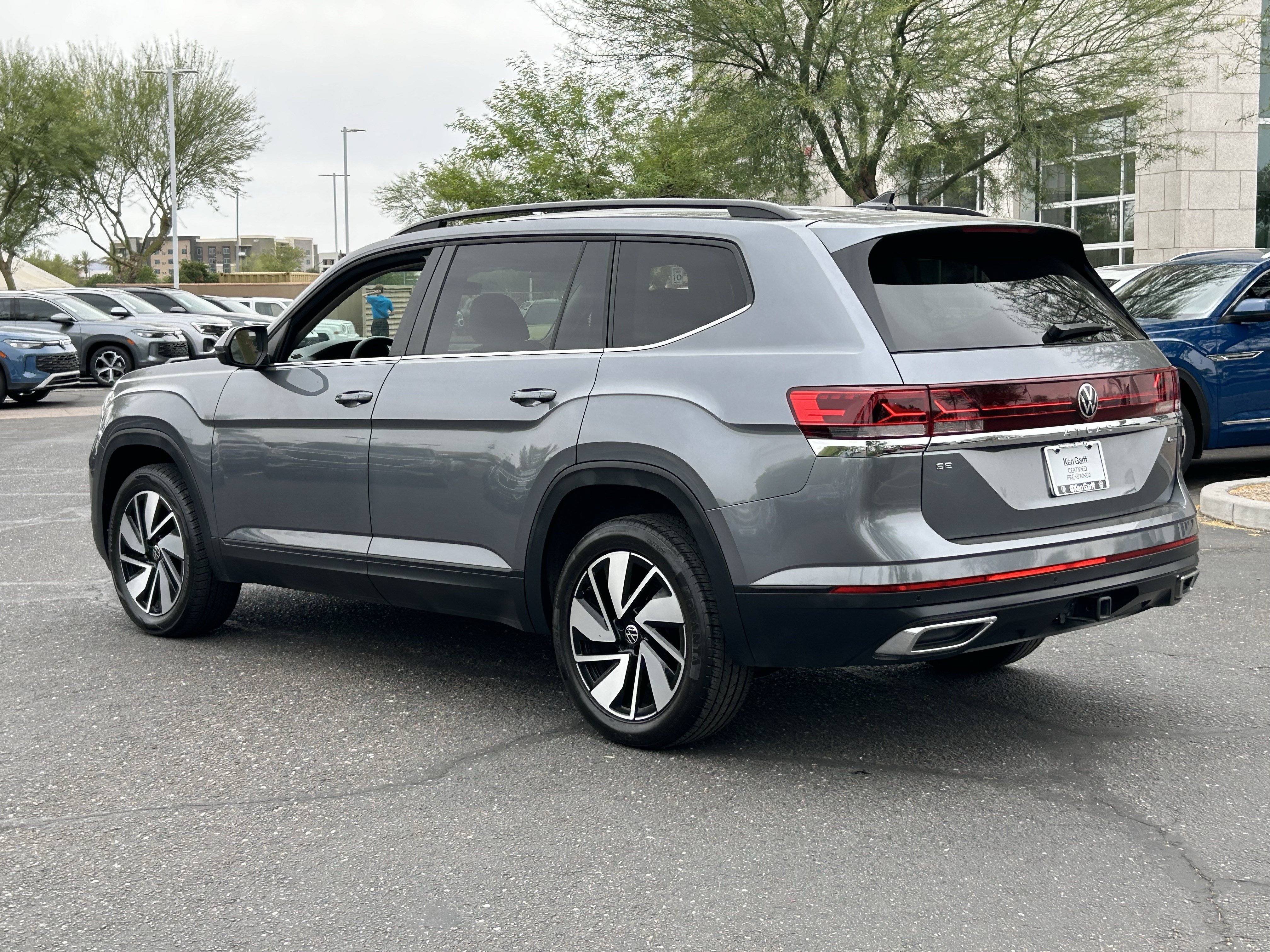 Used 2024 Volkswagen Atlas SE AWD/4WD image 3