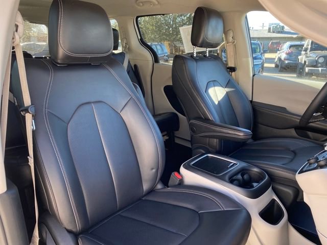 Used 2024 Chrysler Pacifica Touring-L image 9