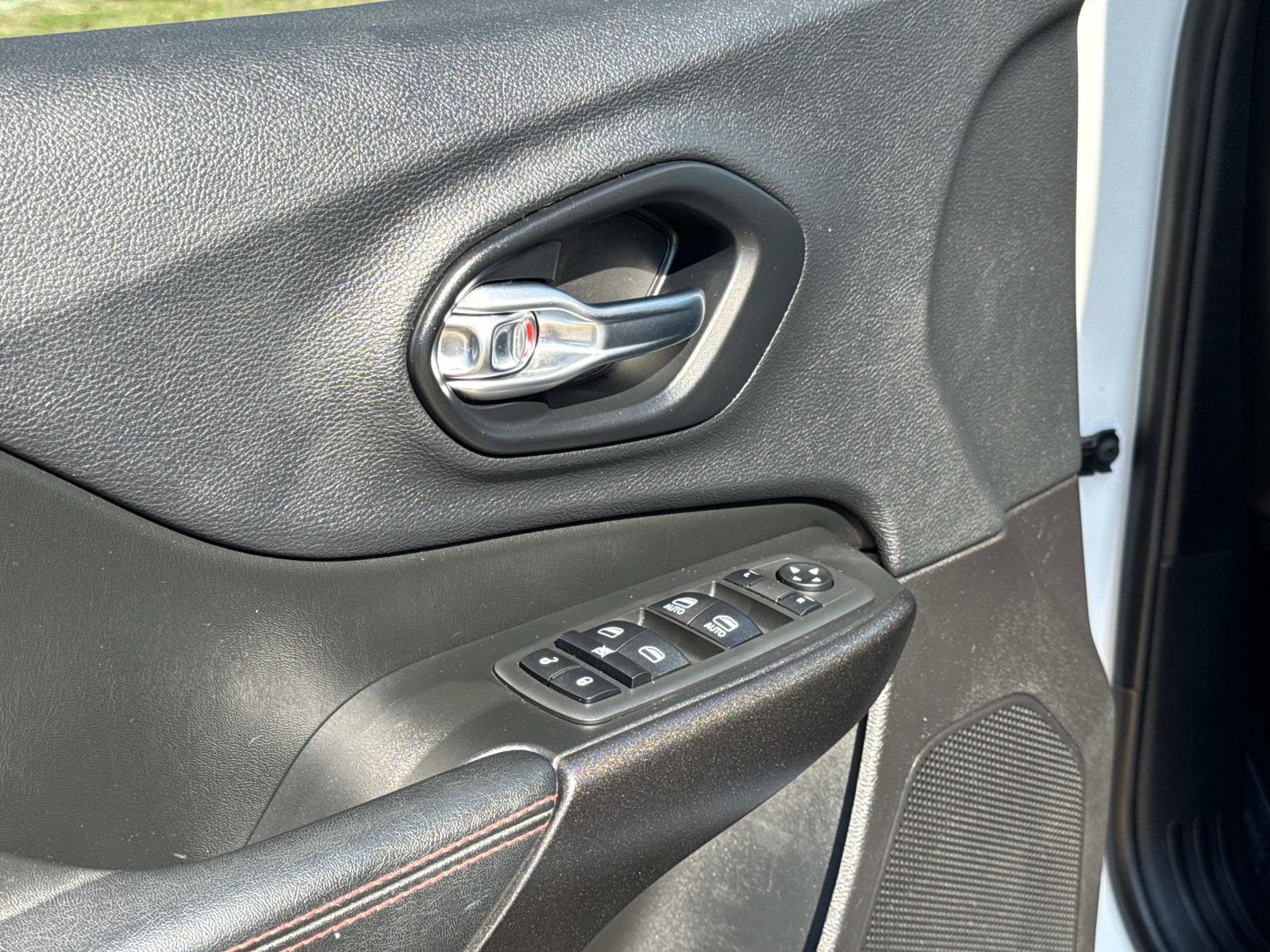 Used 2019 Jeep Cherokee Trailhawk AWD/4WD image 17