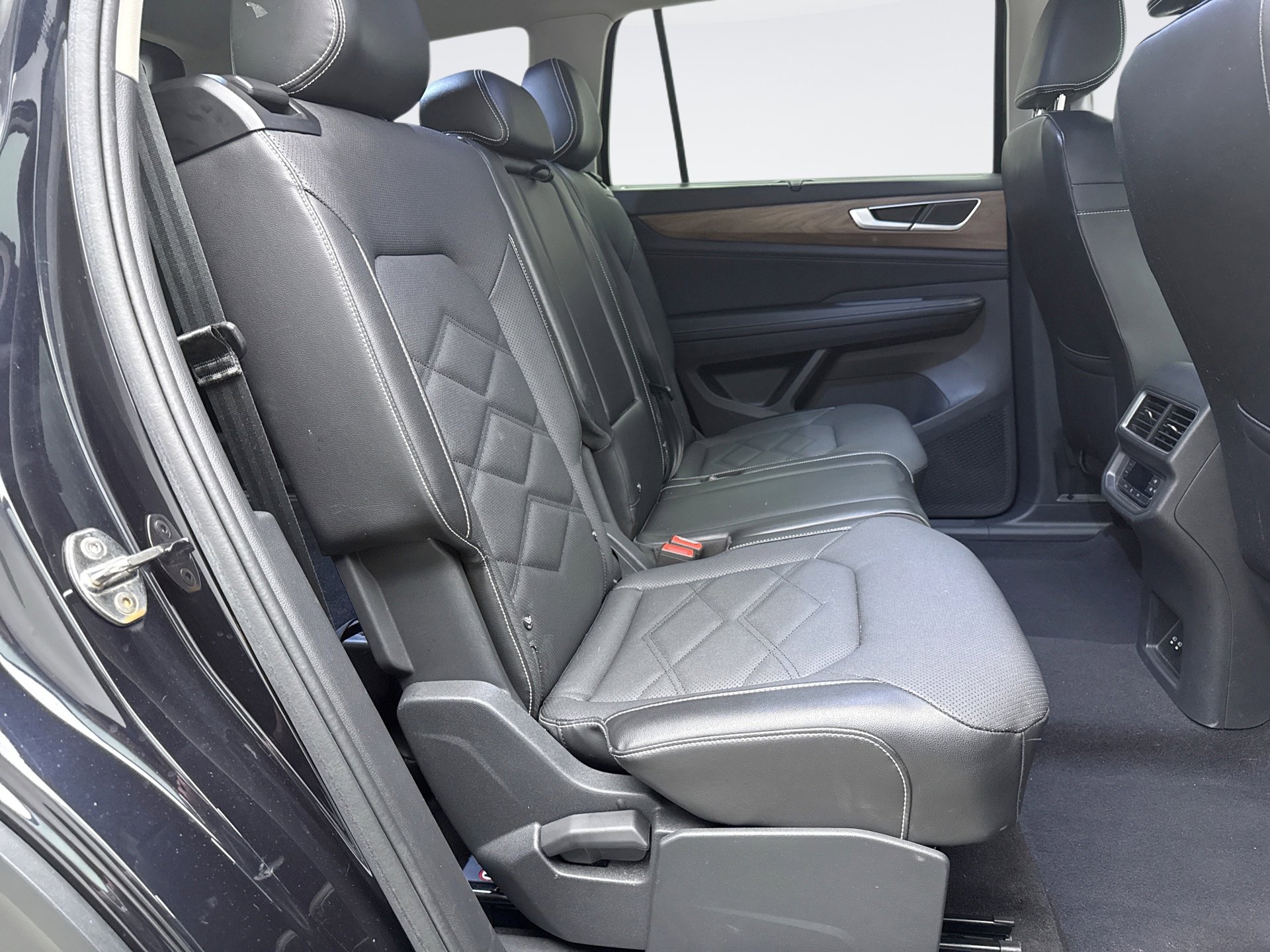 Used 2024 Volkswagen Atlas SE image 19