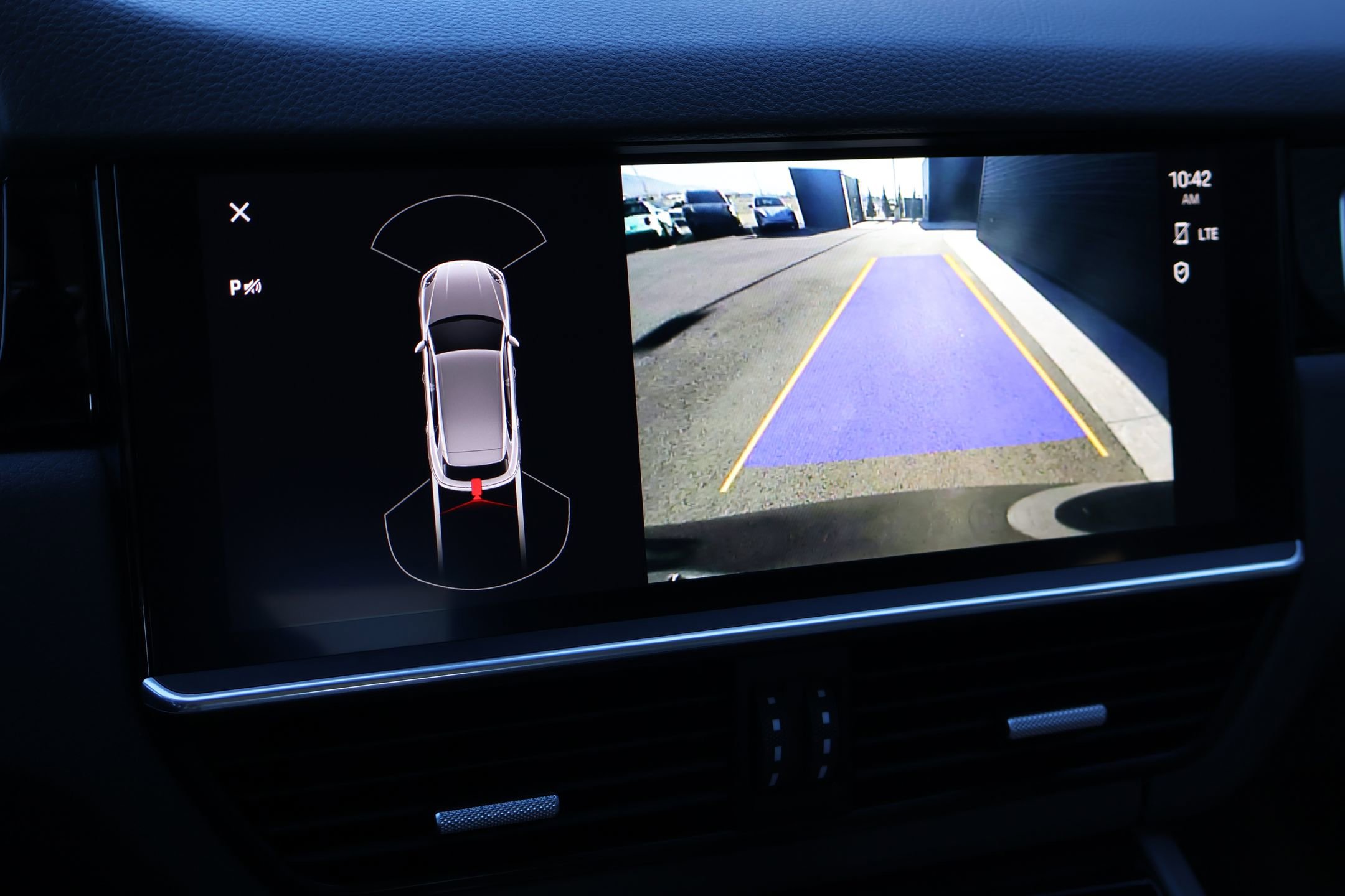 Certified 2023 Porsche Cayenne Platinum Edition image 20