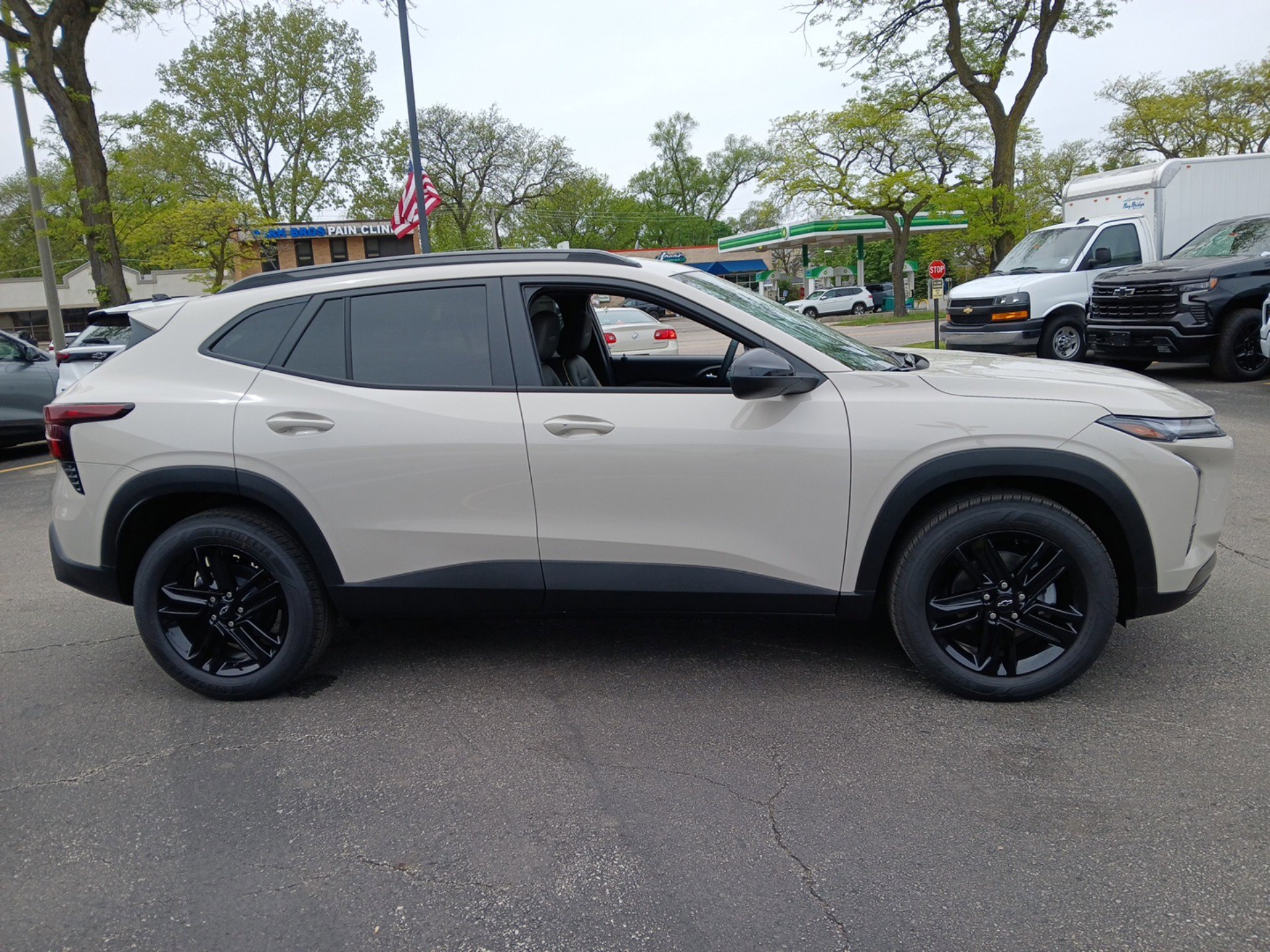 New 2026 Chevrolet Trax ACTIV w/ Sunroof Package FWD image 3