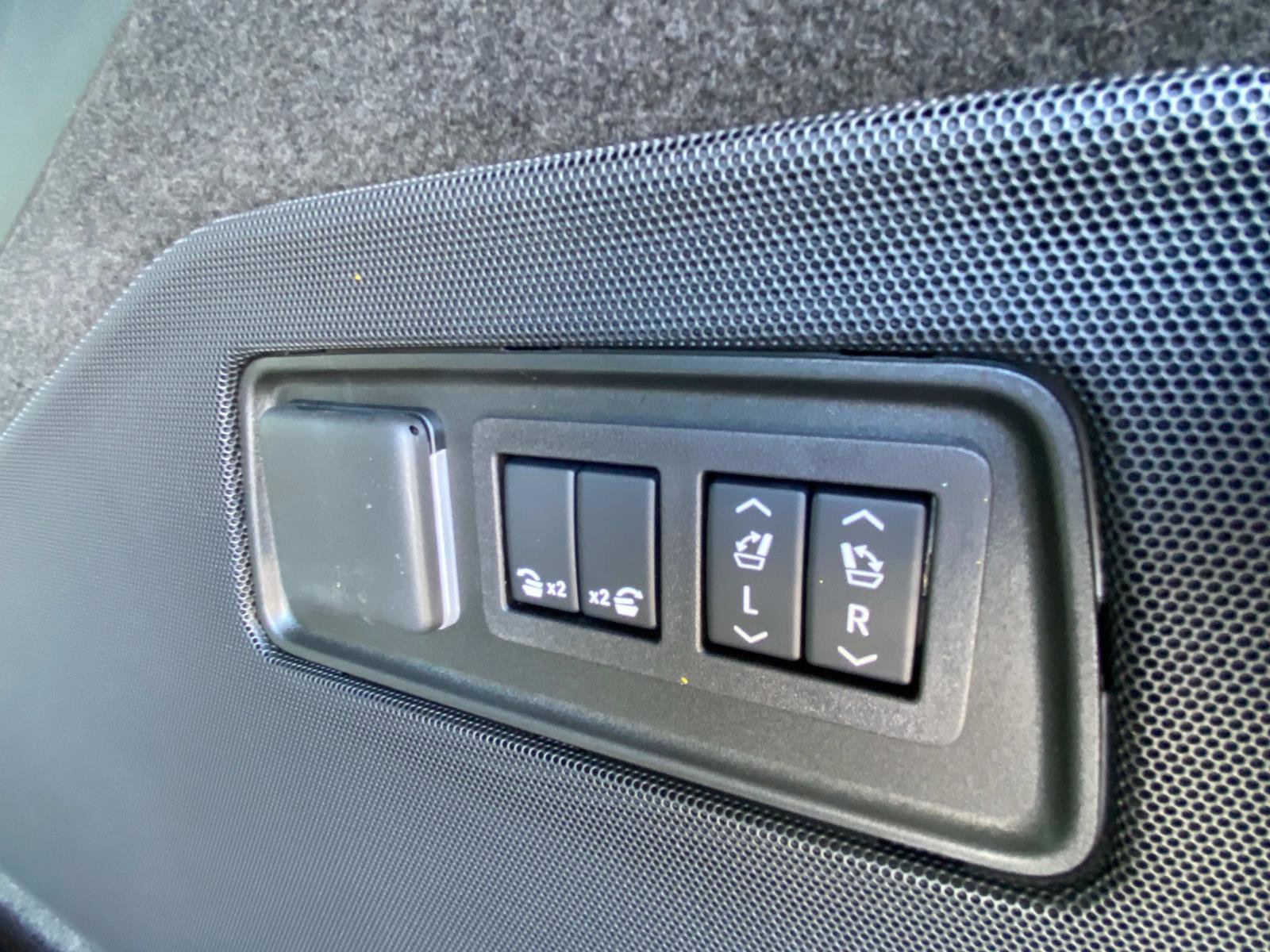 Used 2025 Cadillac Escalade ESV Premium Luxury Platinum image 14