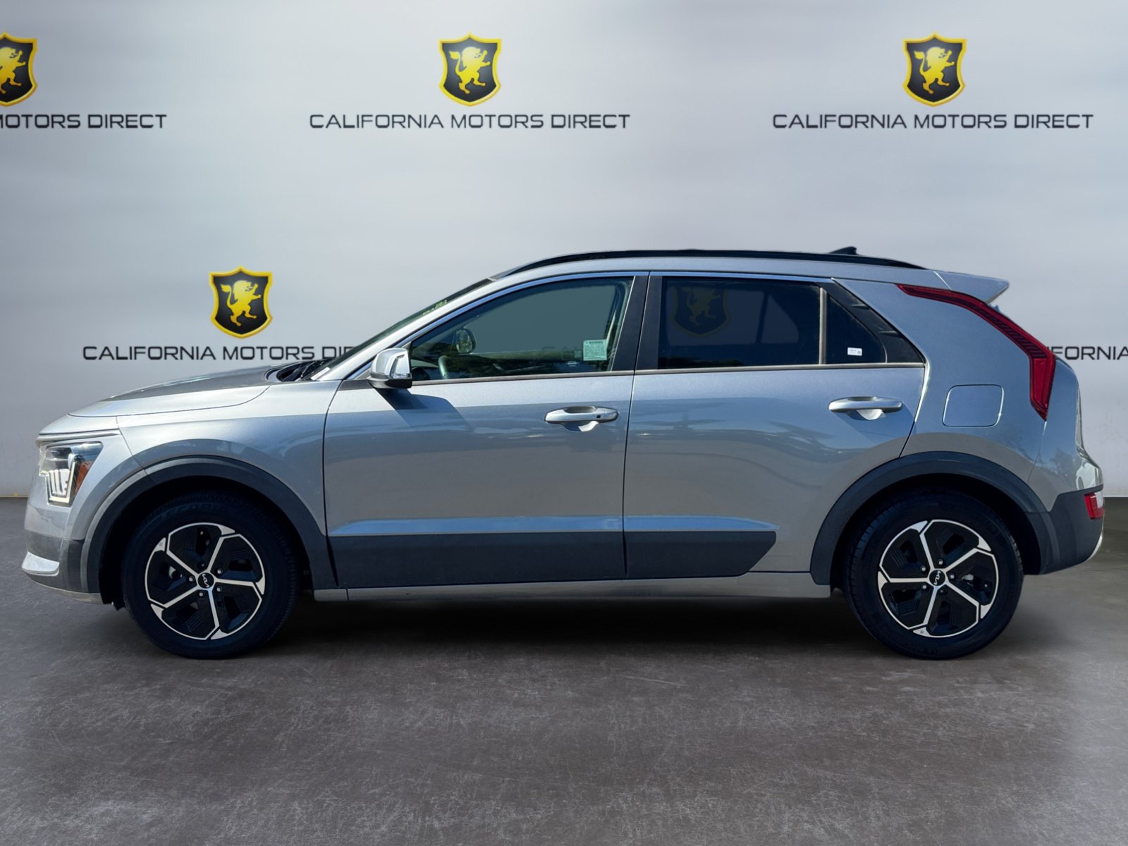 Used 2023 Kia Niro EX FWD image 2