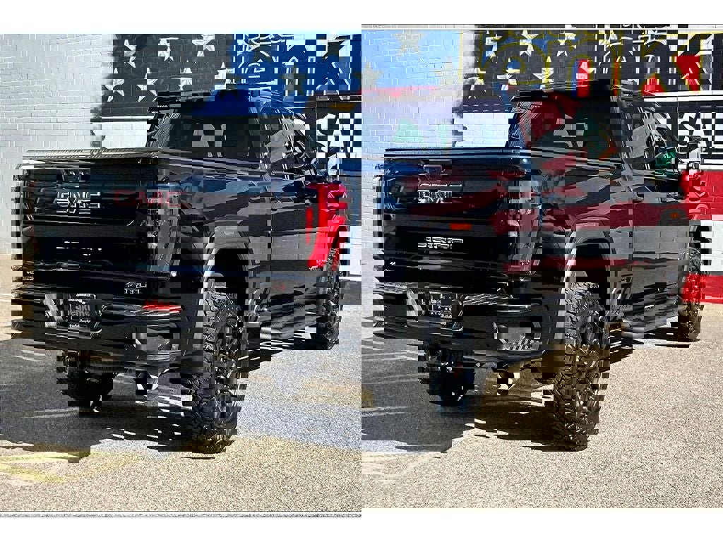 Used 2024 GMC Sierra 2500 AT4 image 2