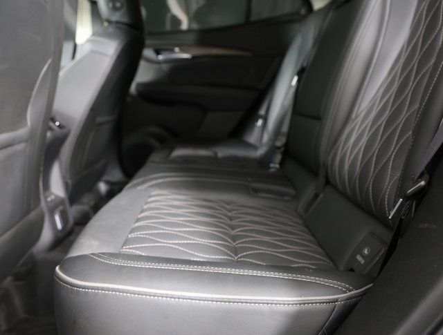 Used 2022 Buick Envision Avenir w/ Technology Package II image 2