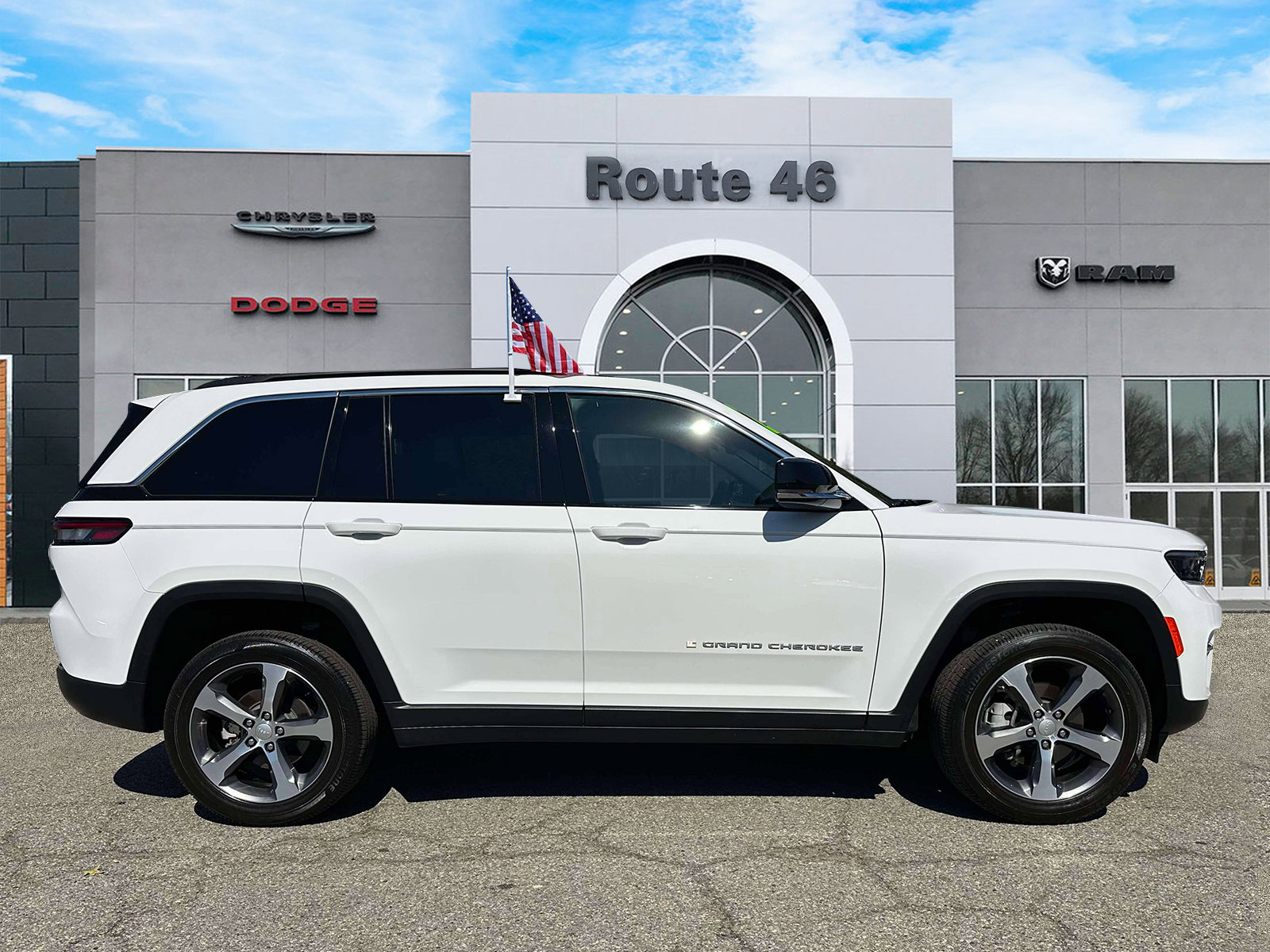 Used 2024 Jeep Grand Cherokee Limited w/ Trailer Tow Package AWD/4WD image 6