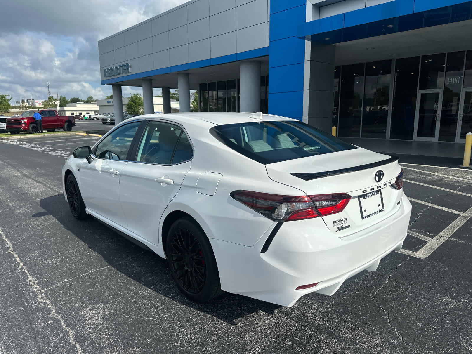 Used 2023 Toyota Camry SE FWD image 3