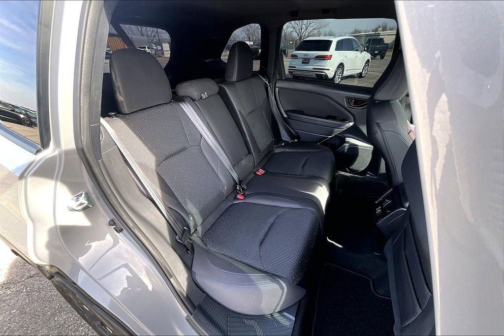 Used 2025 Subaru Forester Premium image 37