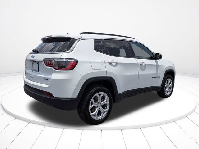 Used 2024 Jeep Compass Latitude AWD/4WD image 3