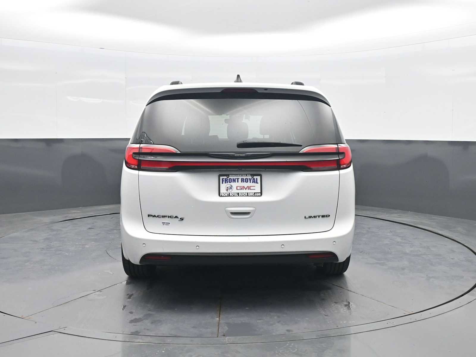 Used 2025 Chrysler Pacifica Limited FWD image 6