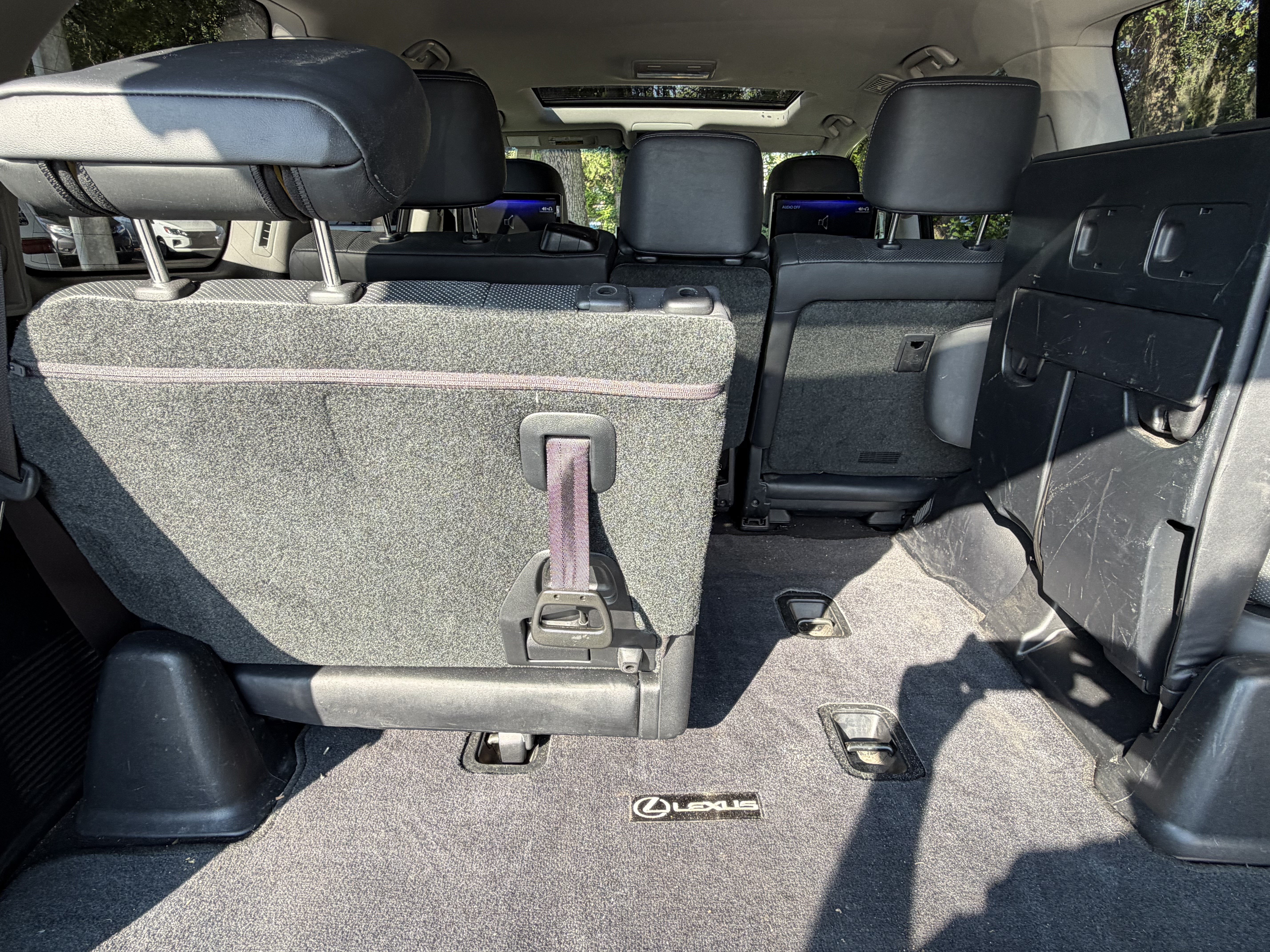 Used 2020 Lexus LX 570 4WD w/ Luxury Package image 52