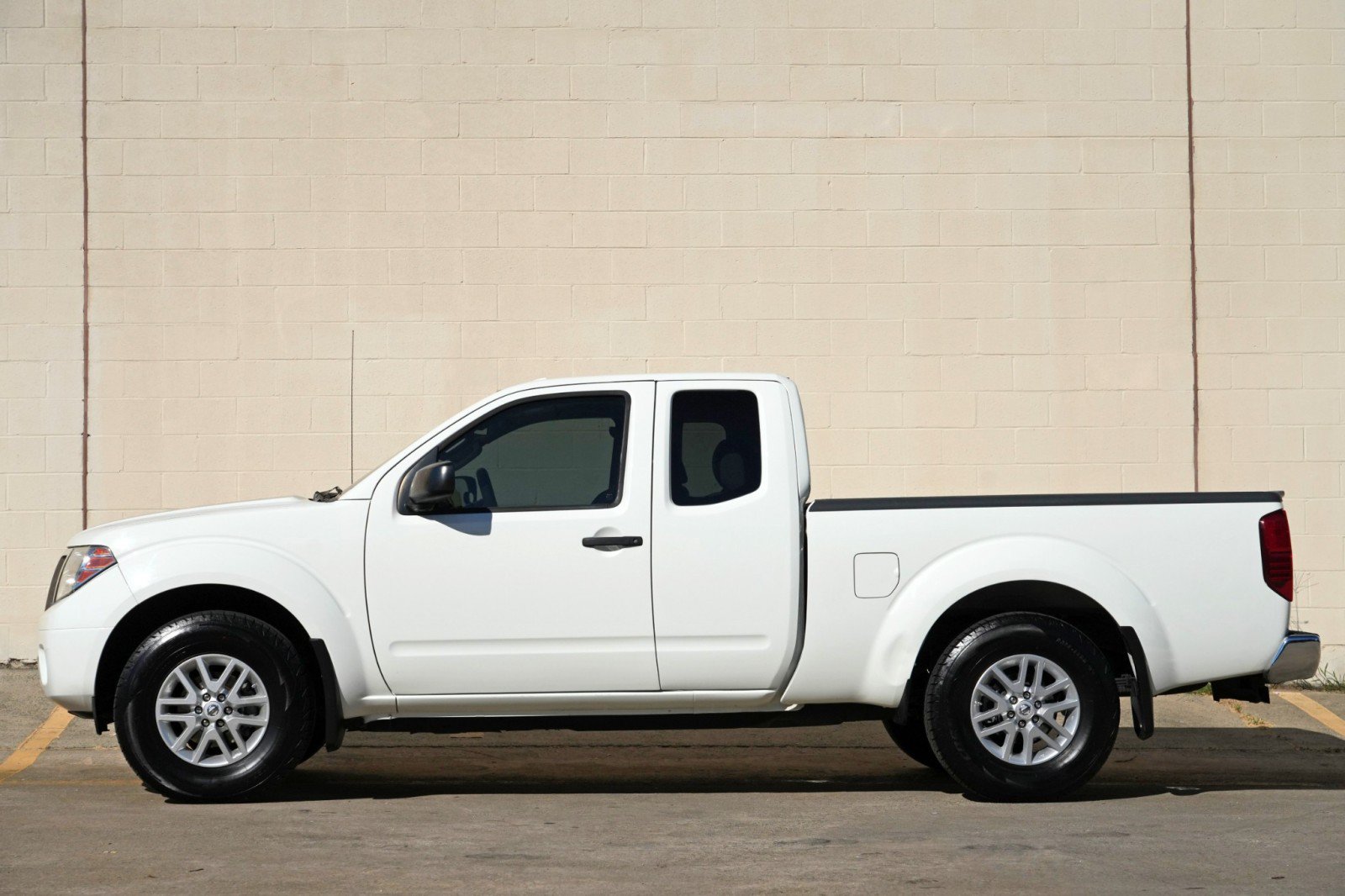 Used 2017 Nissan Frontier SV w/ SV Value Truck Package AWD/4WD image 8
