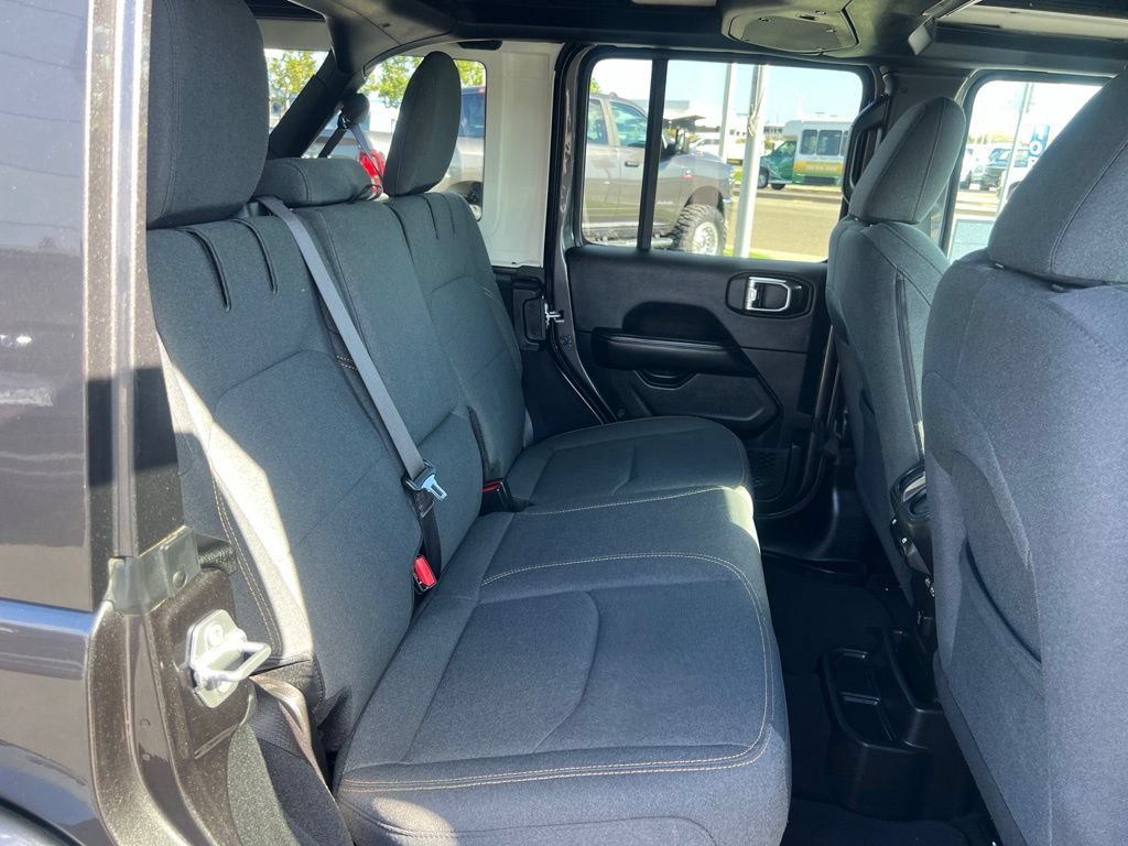 Used 2025 Jeep Wrangler Unlimited Sahara w/ Safety Group AWD/4WD image 31