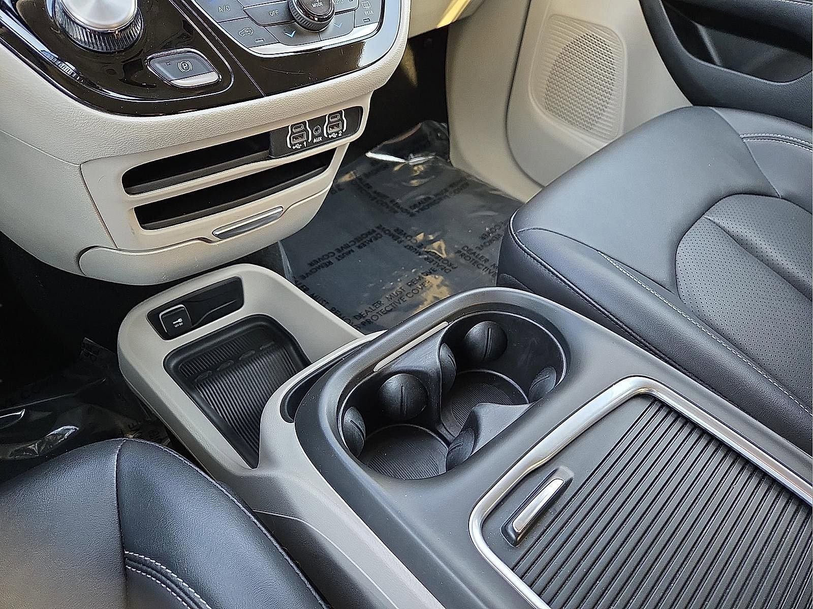 Used 2024 Chrysler Pacifica Touring-L image 25