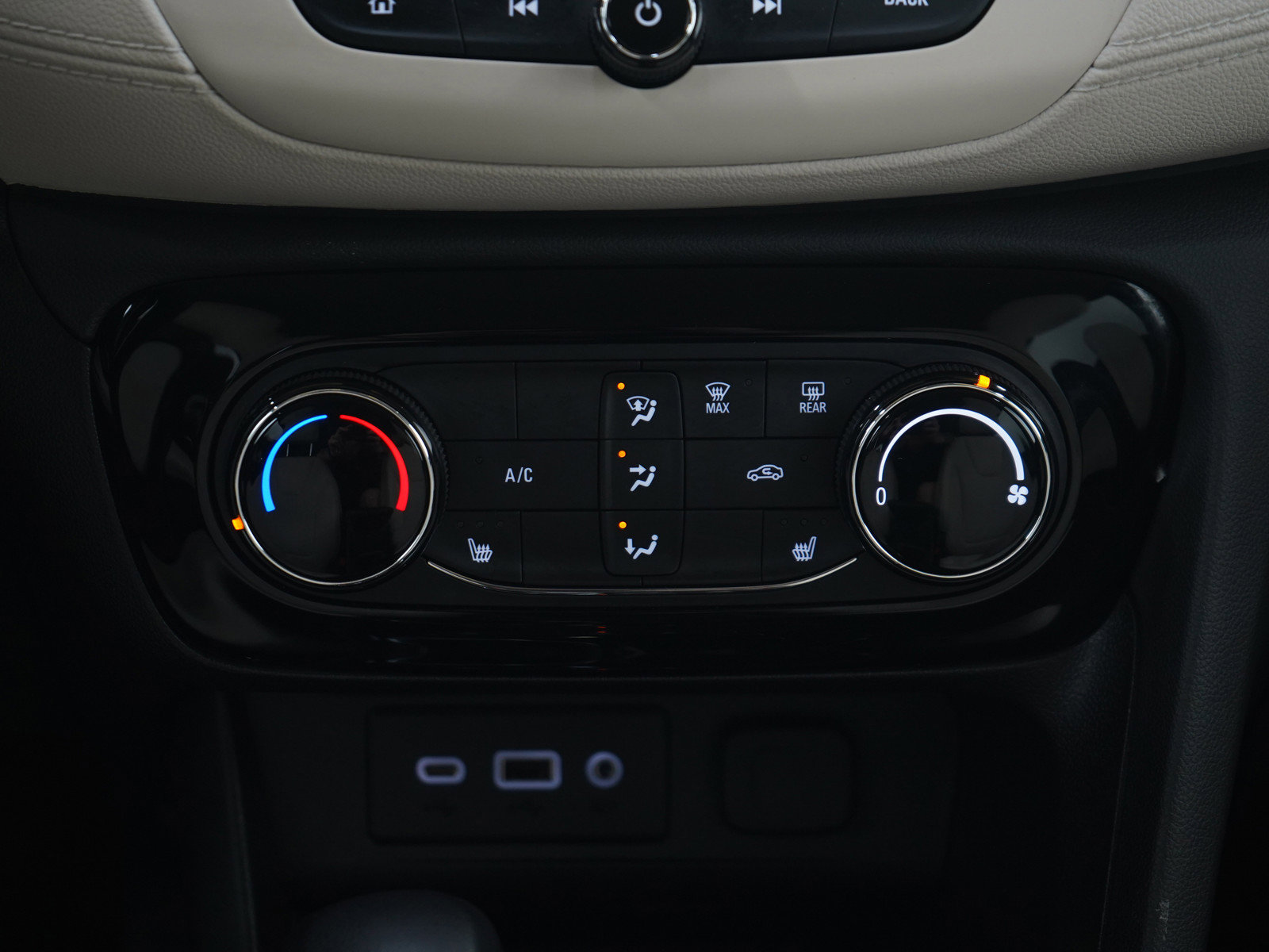 Used 2023 Buick Encore GX Preferred w/ Cold Weather Comfort Package FWD image 18