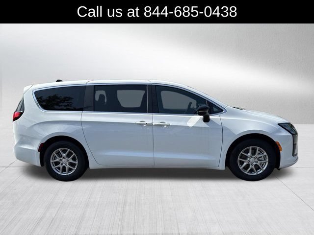 New 2027 Chrysler Pacifica Select FWD image 4