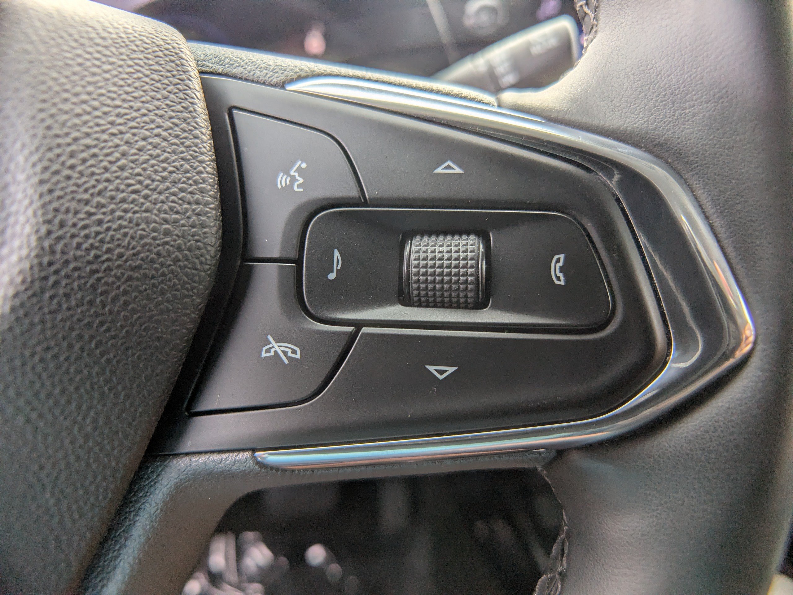 Used 2025 Chevrolet Trax LT w/ LT Convenience Package FWD image 24