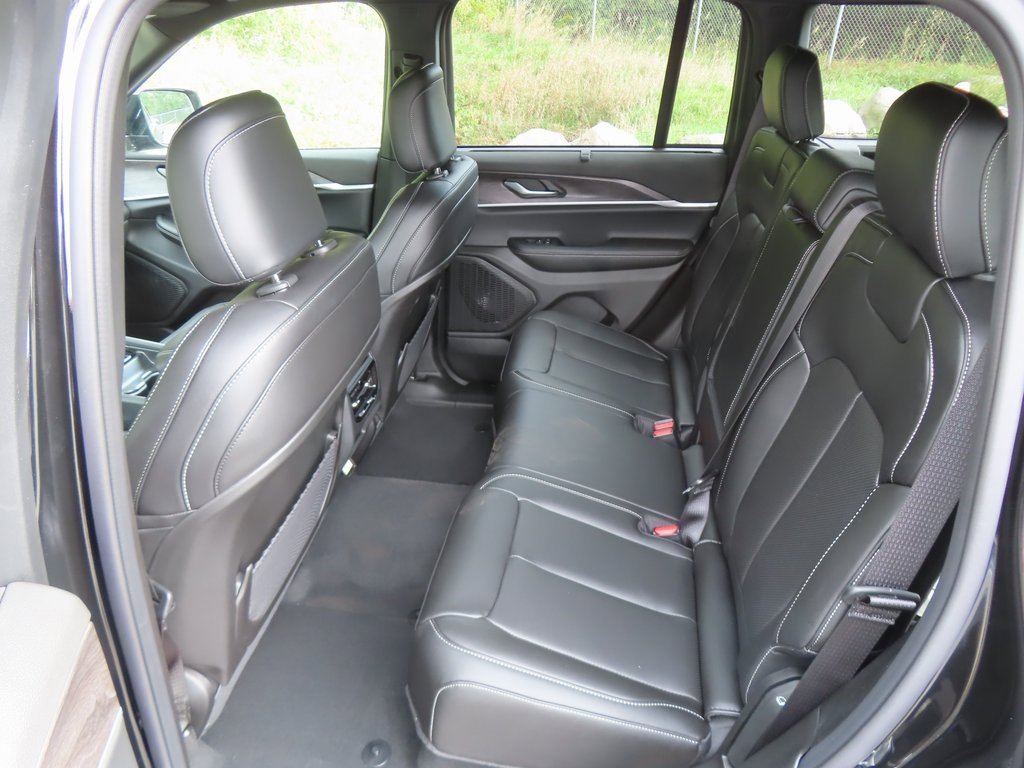 New 2025 Jeep Grand Cherokee Limited w/ Luxury Tech Group II image 23