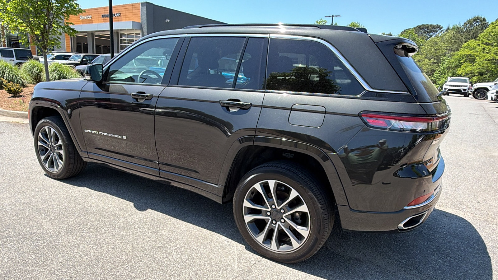 Used 2025 Jeep Grand Cherokee Overland w/ Luxury Tech Group IV AWD/4WD image 10