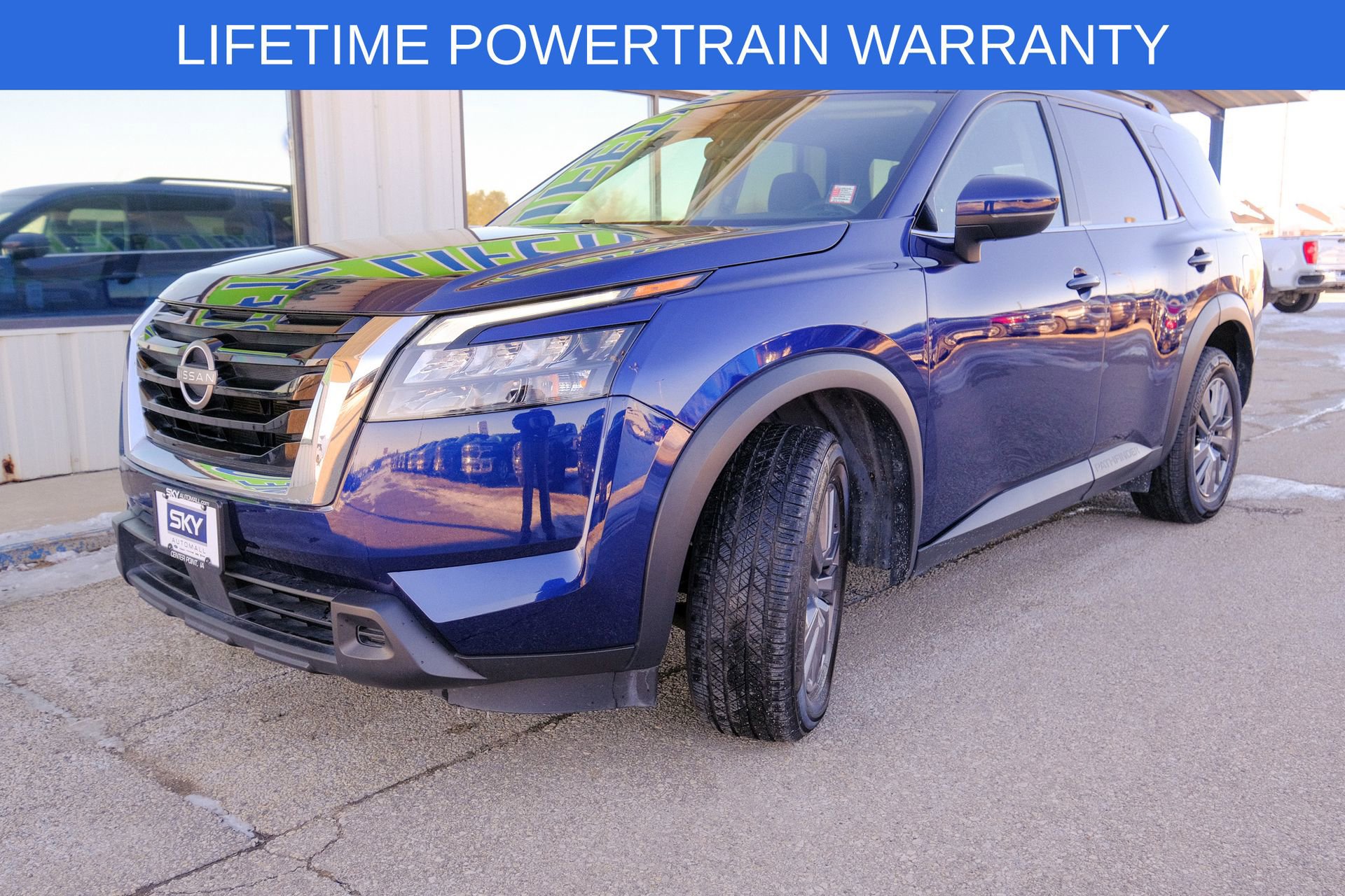 Used 2025 Nissan Pathfinder SV image 1