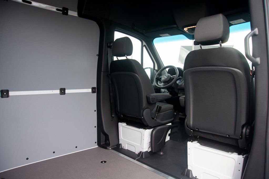 Used 2025 Mercedes-Benz Sprinter 2500 image 40